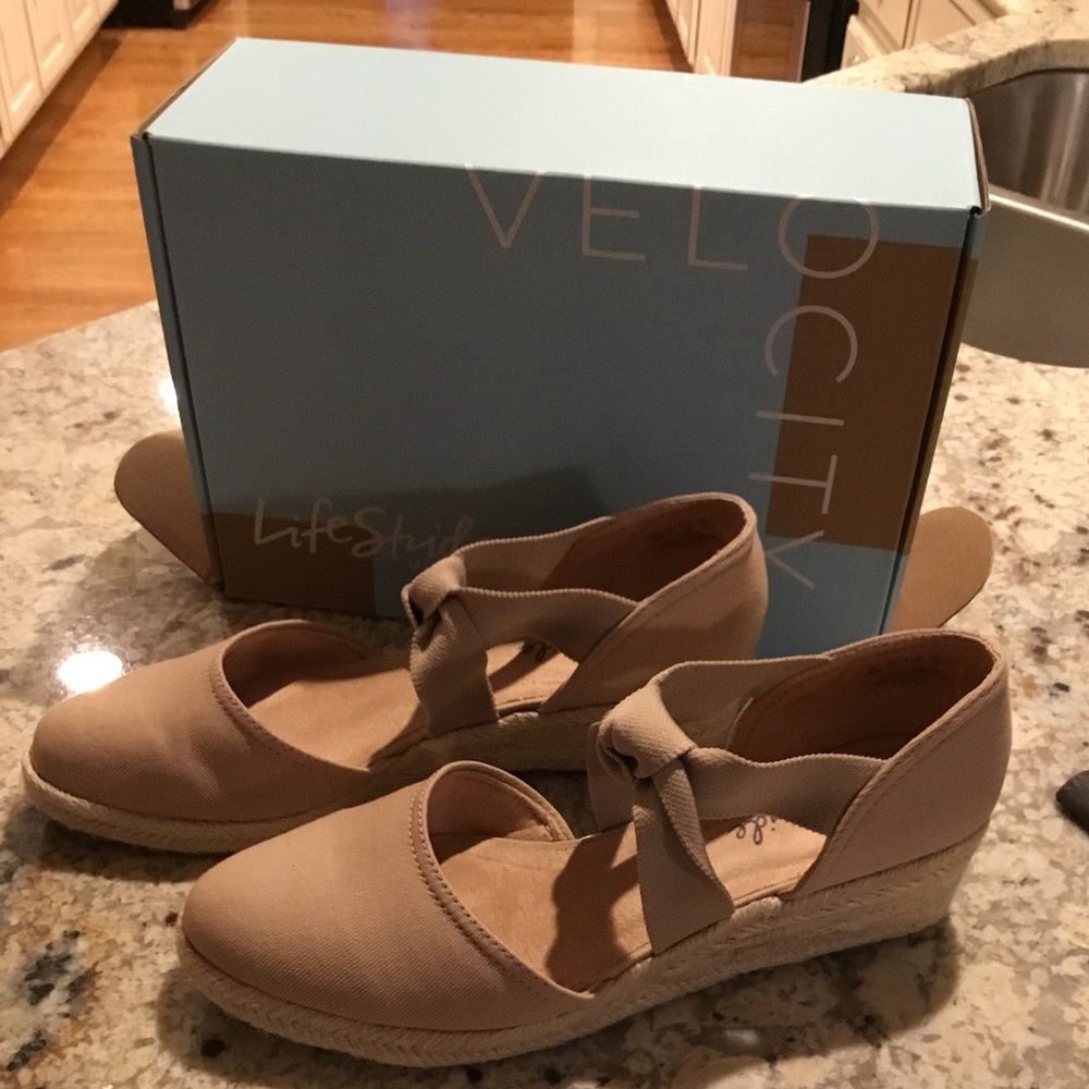 Life Stride Velocity 2.0 Kascade taupe canvas espadrilles.